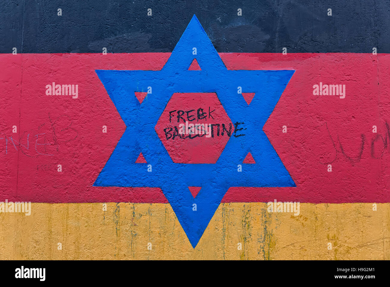 BERLIN, Deutschland - Juli 2015: Berliner Mauer Graffiti gesehen am 26. Juli 2015, Berlin, East Side Gallery. Es ist ein 1,3 km langen Teil der original Berliner Mauer-wh Stockfoto