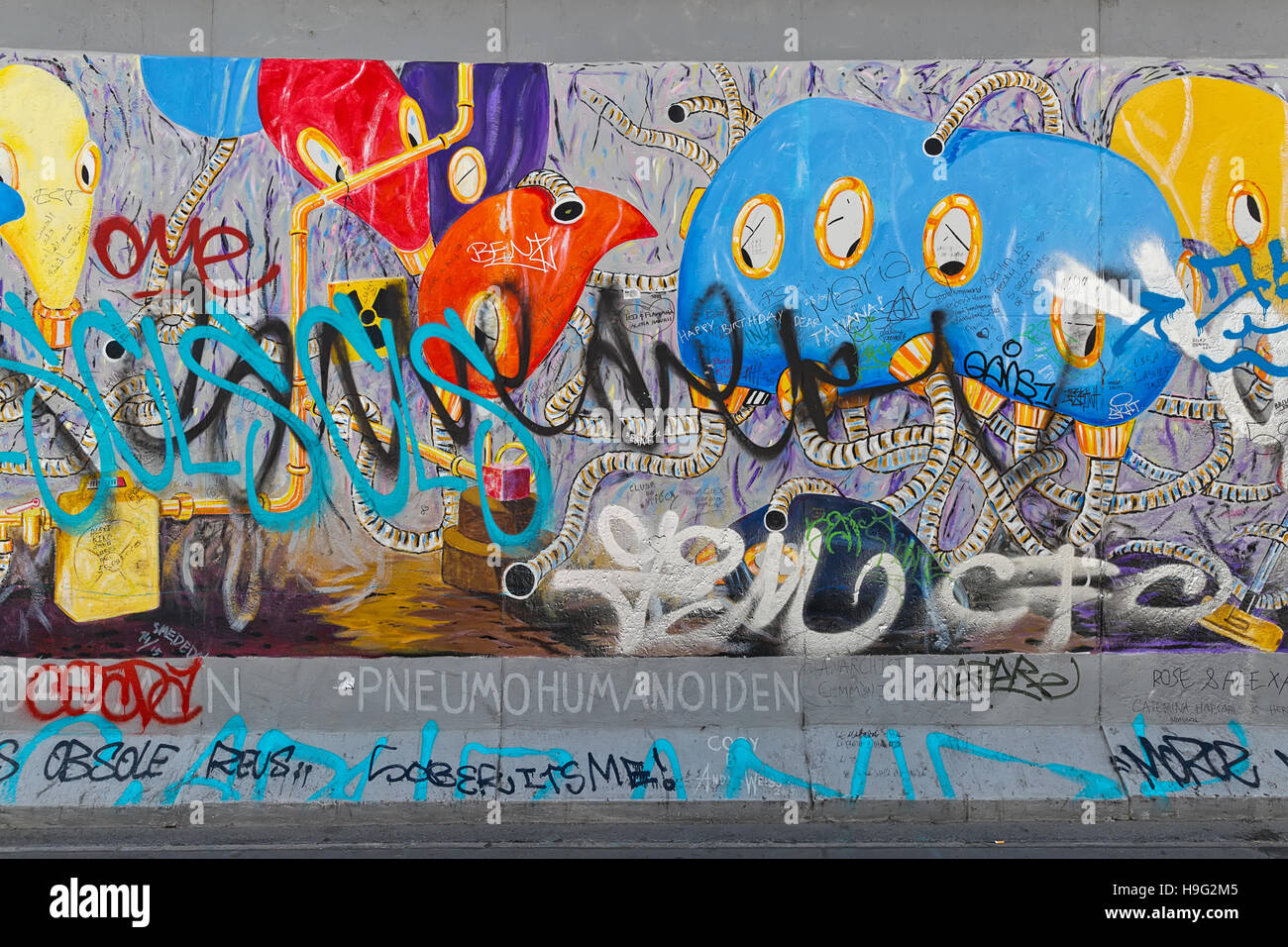 BERLIN, Deutschland - Juli 2015: Berliner Mauer Graffiti gesehen am 26. Juli 2015, Berlin, East Side Gallery. Es ist ein 1,3 km langen Teil der original Berliner Mauer-wh Stockfoto