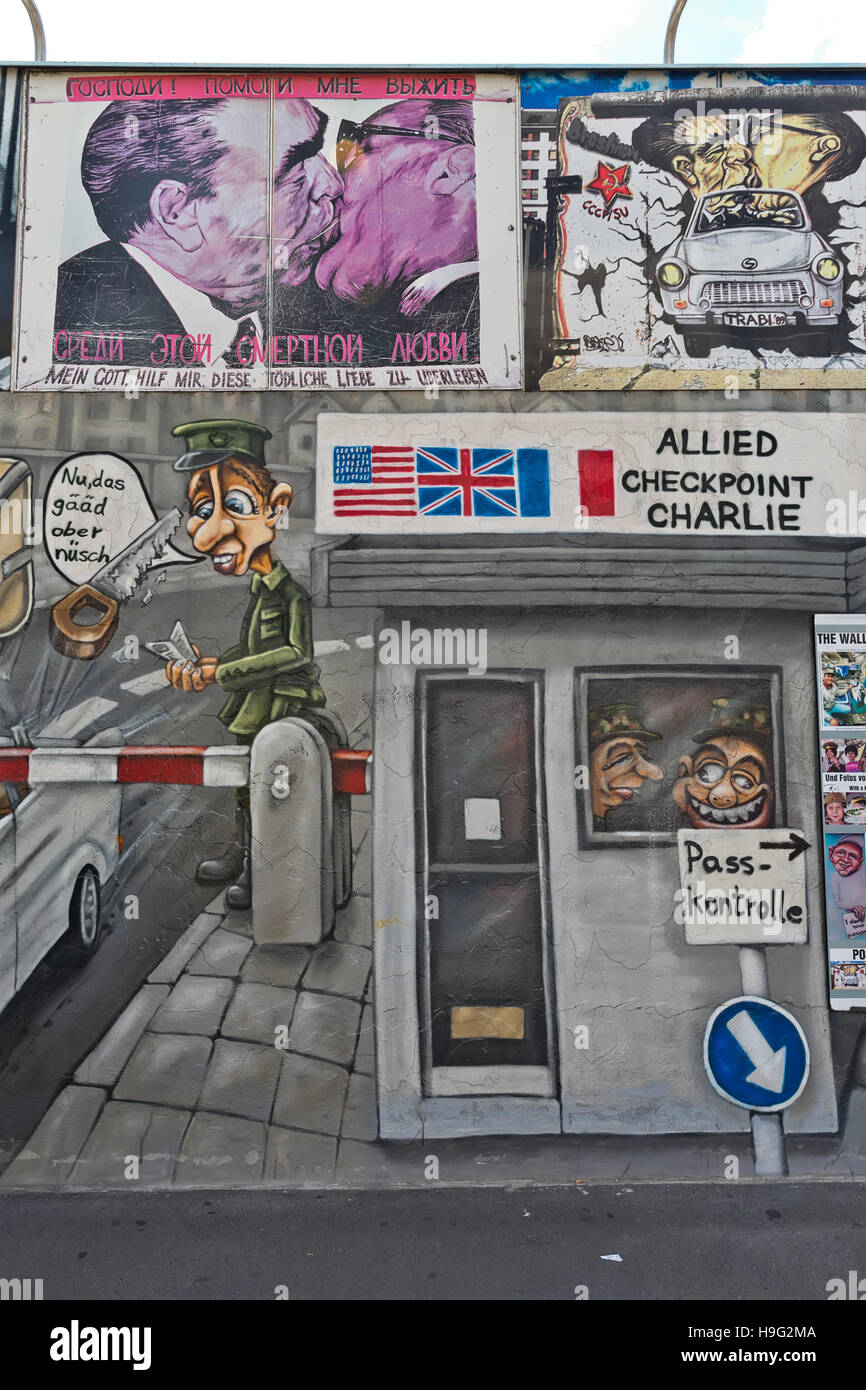 BERLIN, Deutschland - Juli 2015: Berliner Mauer Graffiti gesehen am 26. Juli 2015, Berlin, East Side Gallery. Es ist ein 1,3 km langen Teil der original Berliner Mauer-wh Stockfoto