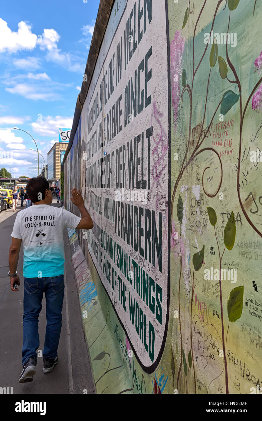 BERLIN, Deutschland - Juli 2015: Berliner Mauer Graffiti gesehen am 26. Juli 2015, Berlin, East Side Gallery. Es ist ein 1,3 km langen Teil der original Berliner Mauer-wh Stockfoto