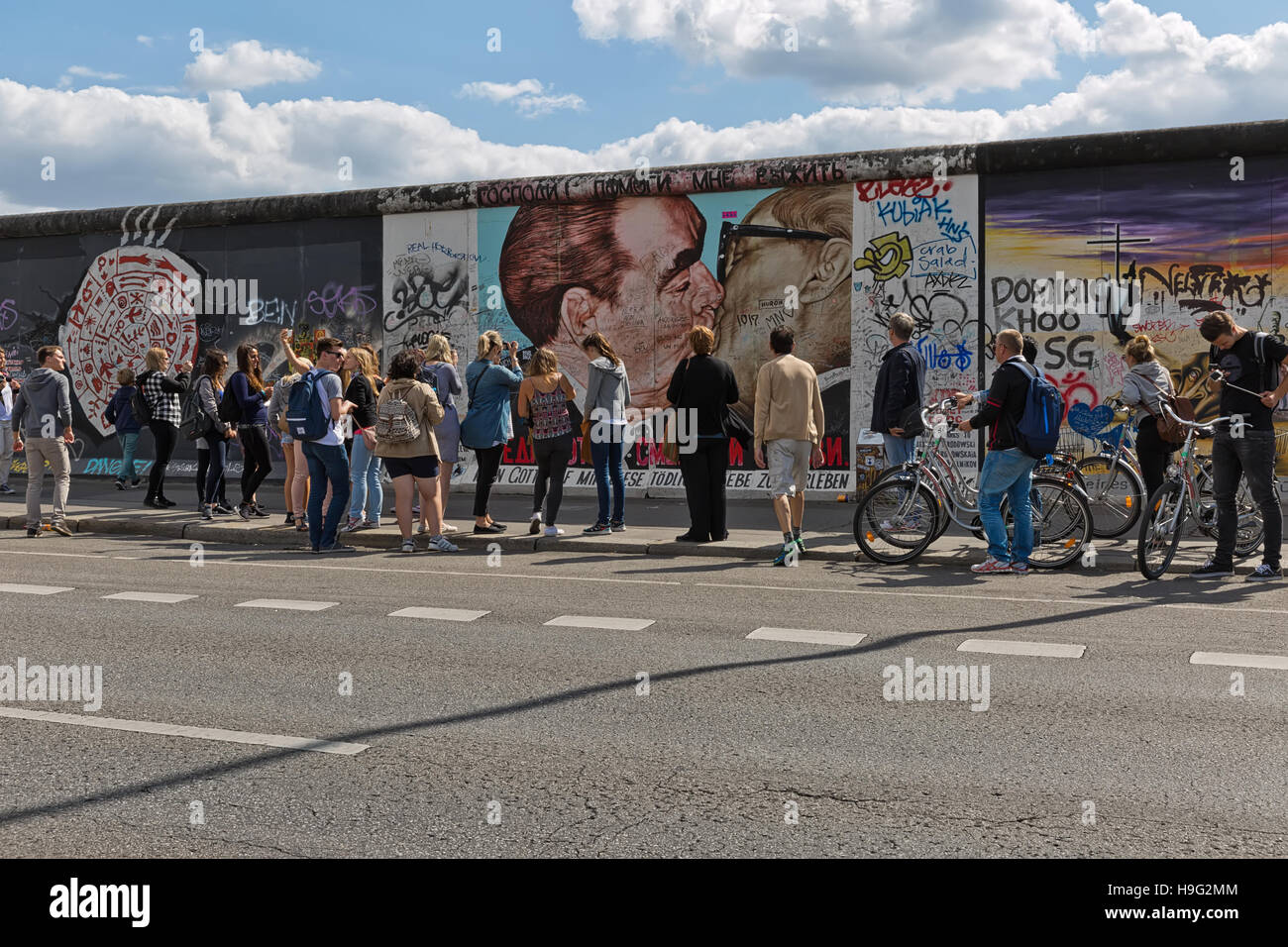 BERLIN, Deutschland - Juli 2015: Berliner Mauer Graffiti gesehen am 26. Juli 2015, Berlin, East Side Gallery. Es ist ein 1,3 km langen Teil der original Berliner Mauer-wh Stockfoto