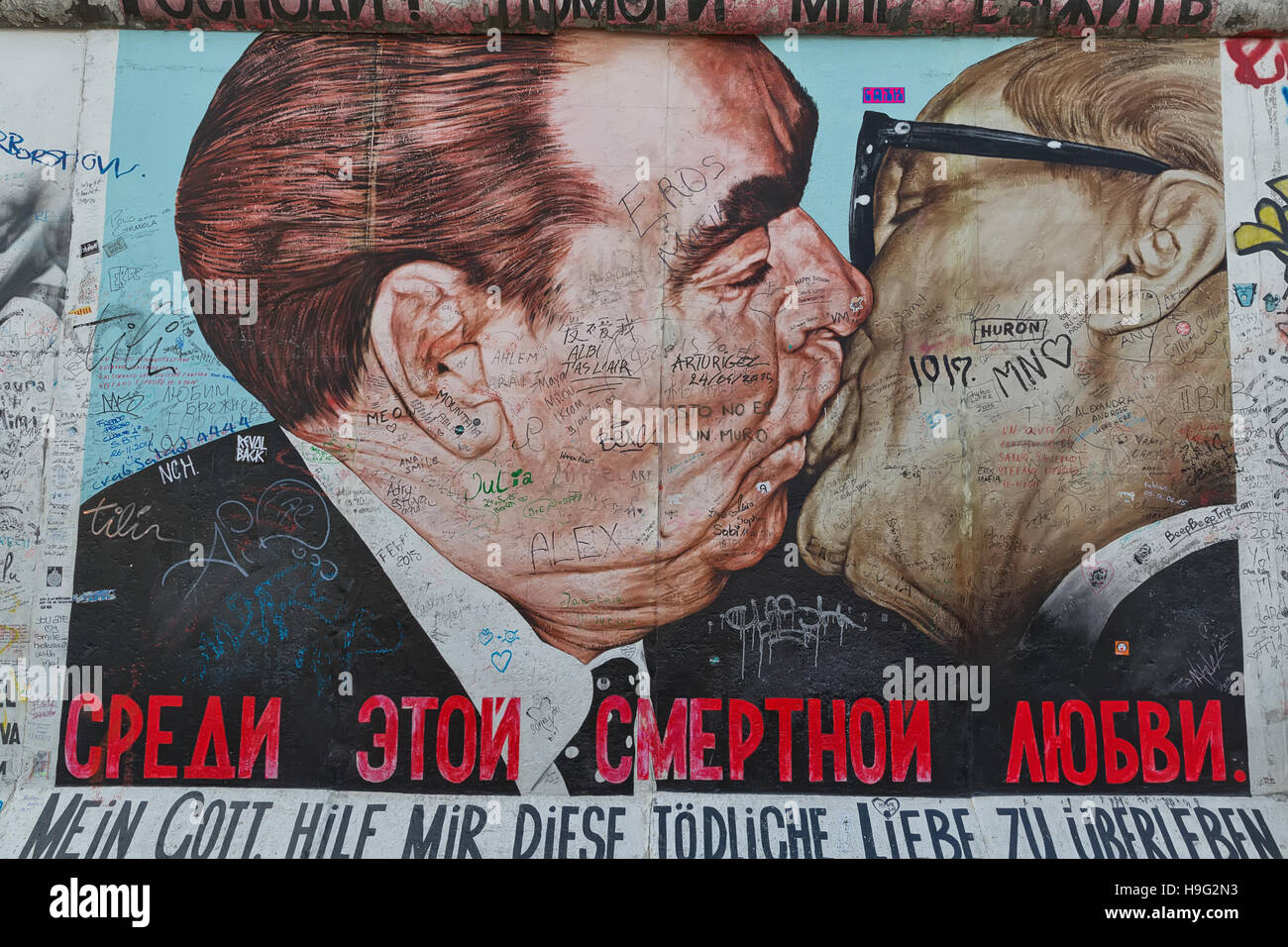 BERLIN, Deutschland - Juli 2015: Berliner Mauer Graffiti gesehen am 26. Juli 2015, Berlin, East Side Gallery. Es ist ein 1,3 km langen Teil der original Berliner Mauer-wh Stockfoto