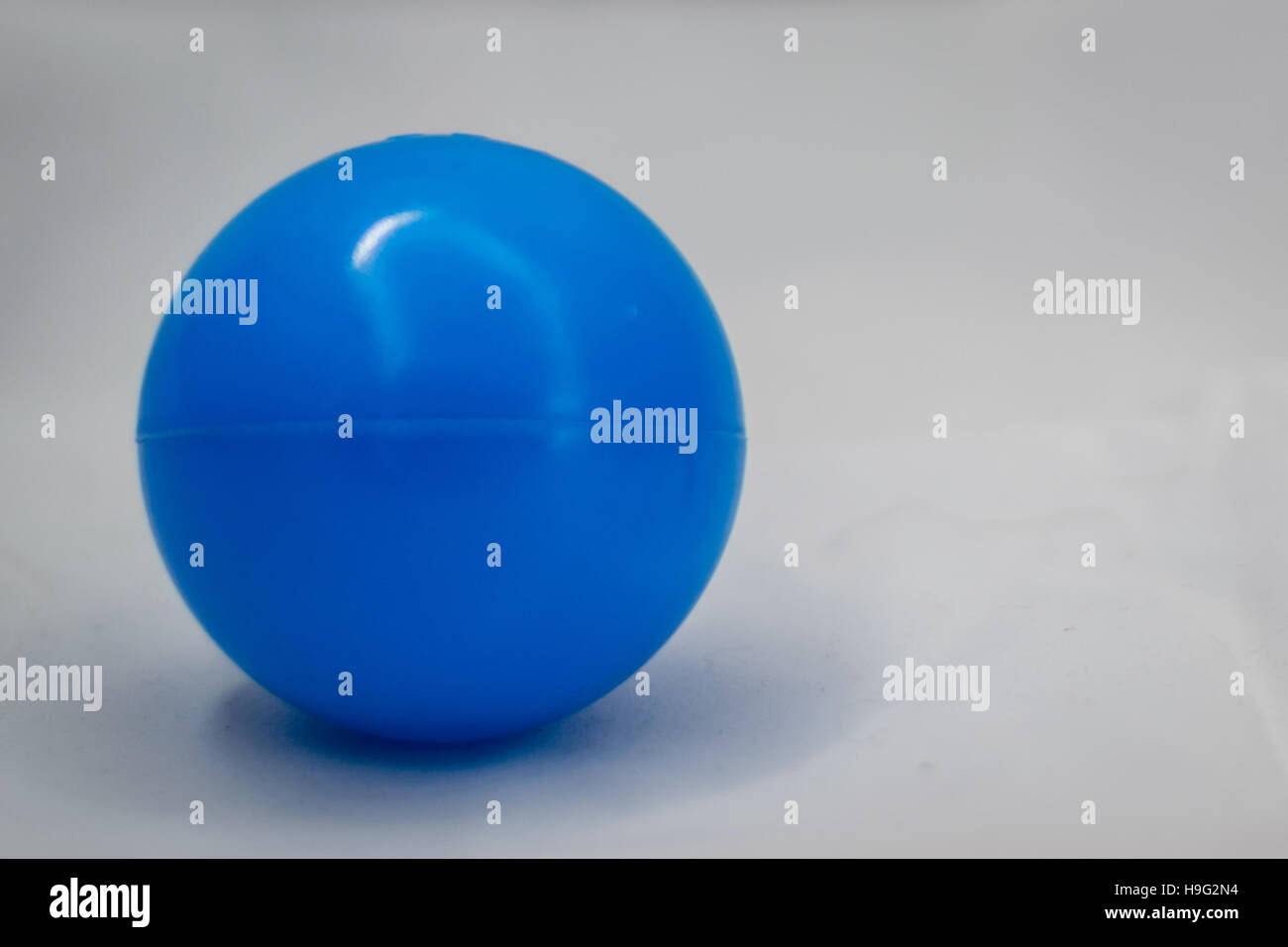 Blaue Kugel in weißem Hintergrund Stockfoto