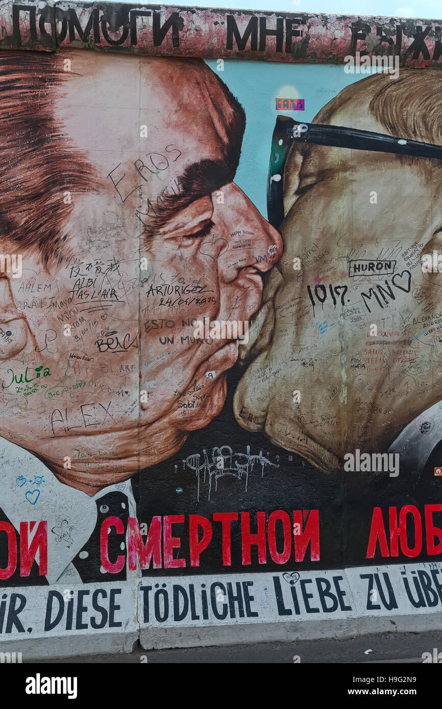 BERLIN, Deutschland - Juli 2015: Berliner Mauer Graffiti gesehen am 26. Juli 2015, Berlin, East Side Gallery. Es ist ein 1,3 km langen Teil der original Berliner Mauer-wh Stockfoto