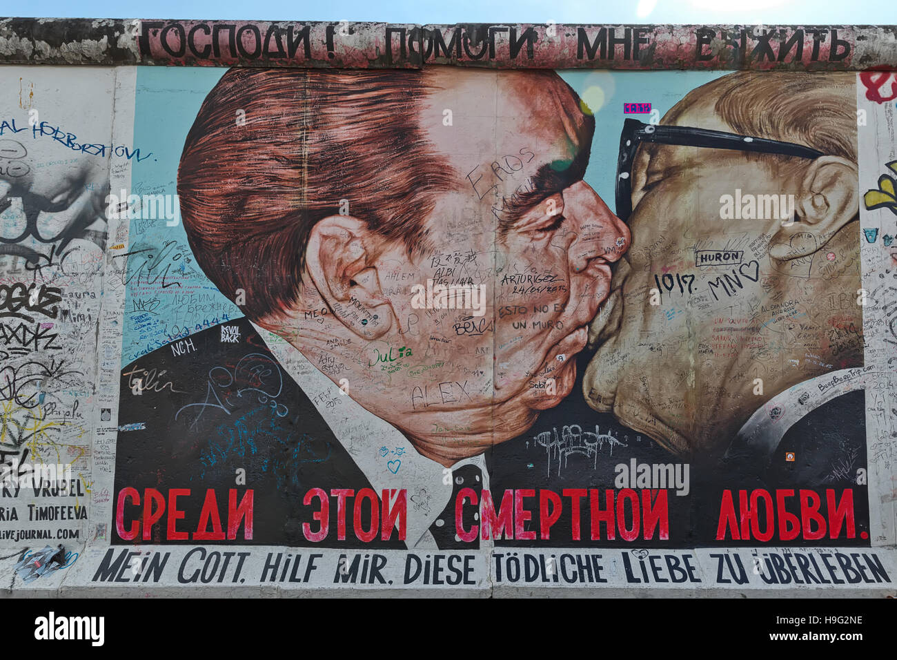 BERLIN, Deutschland - Juli 2015: Berliner Mauer Graffiti gesehen am 26. Juli 2015, Berlin, East Side Gallery. Es ist ein 1,3 km langen Teil der original Berliner Mauer-wh Stockfoto