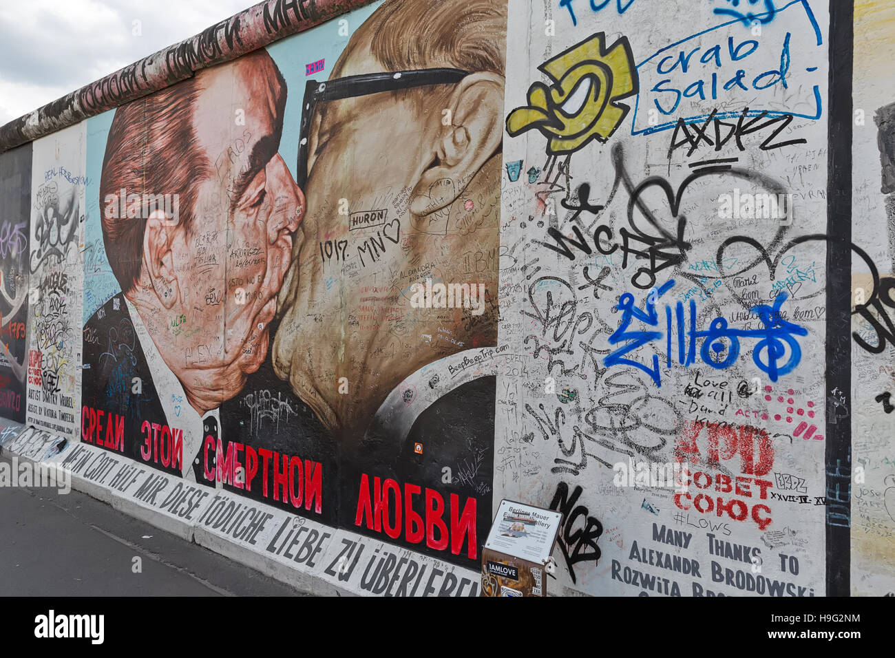 BERLIN, Deutschland - Juli 2015: Berliner Mauer Graffiti gesehen am 26. Juli 2015, Berlin, East Side Gallery. Es ist ein 1,3 km langen Teil der original Berliner Mauer-wh Stockfoto