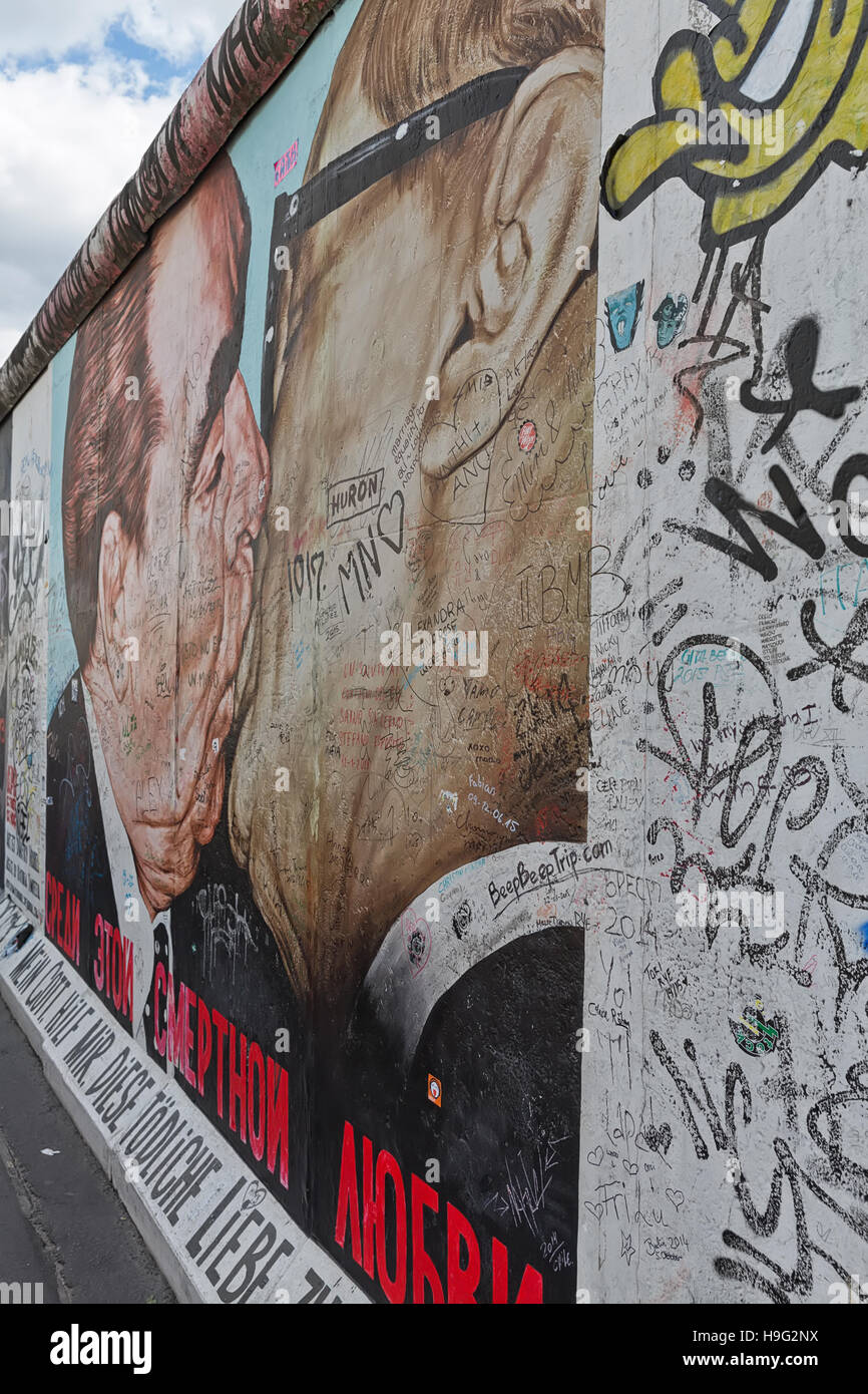 BERLIN, Deutschland - Juli 2015: Berliner Mauer Graffiti gesehen am 26. Juli 2015, Berlin, East Side Gallery. Es ist ein 1,3 km langen Teil der original Berliner Mauer-wh Stockfoto