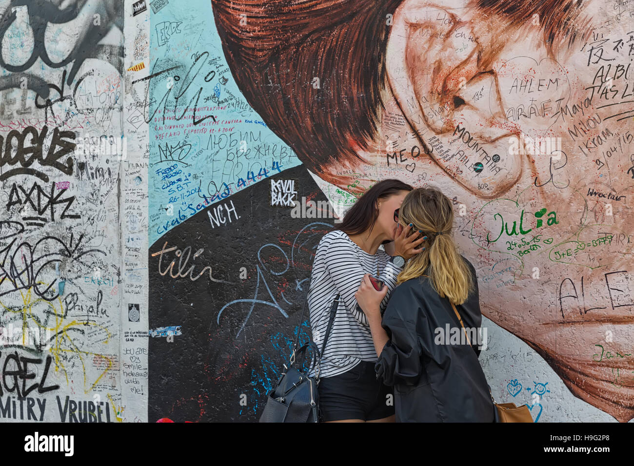 BERLIN, Deutschland - Juli 2015: Berliner Mauer Graffiti gesehen am 26. Juli 2015, Berlin, East Side Gallery. Es ist ein 1,3 km langen Teil der original Berliner Mauer-wh Stockfoto