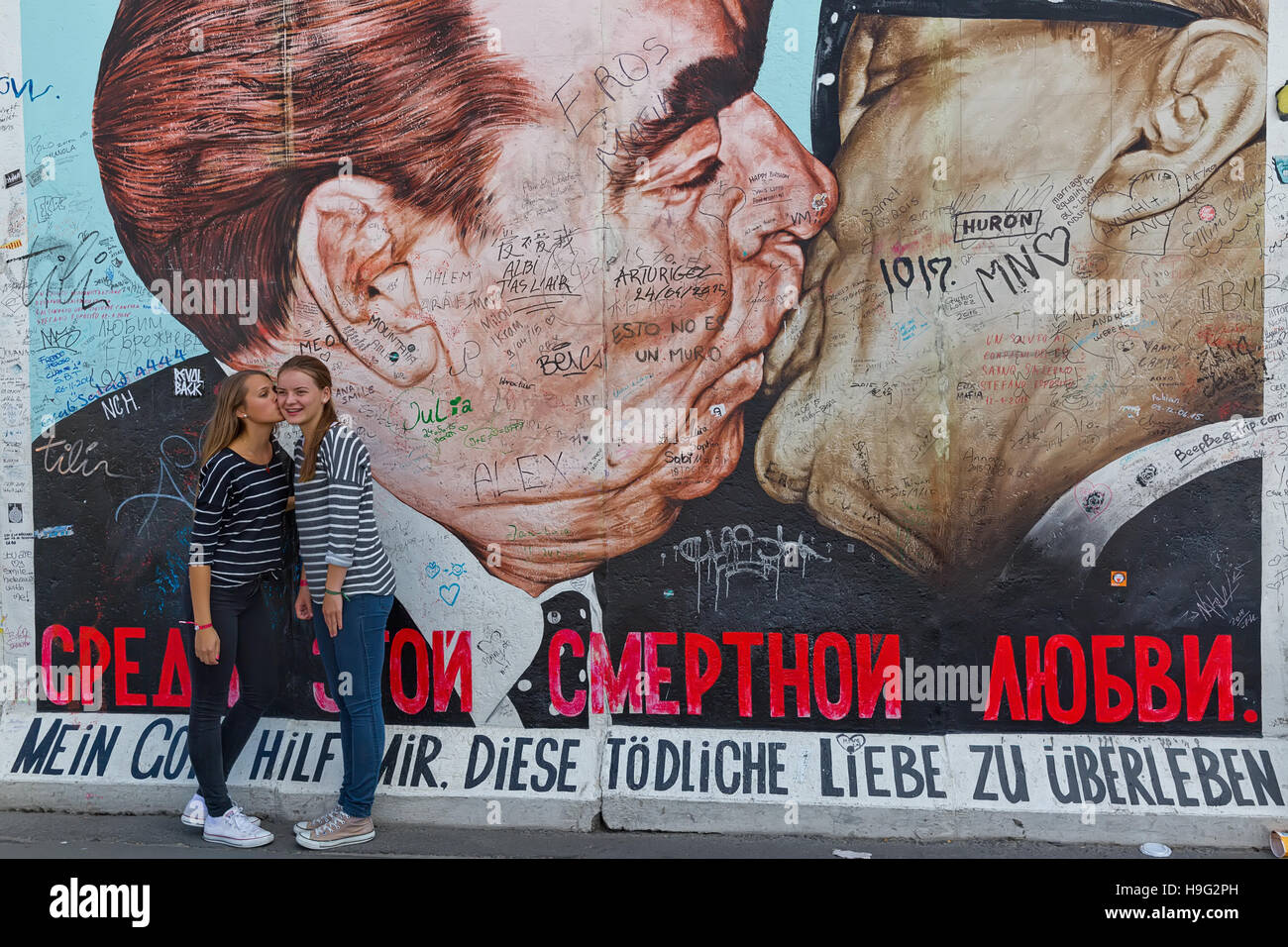 BERLIN, Deutschland - Juli 2015: Berliner Mauer Graffiti gesehen am 26. Juli 2015, Berlin, East Side Gallery. Es ist ein 1,3 km langen Teil der original Berliner Mauer-wh Stockfoto