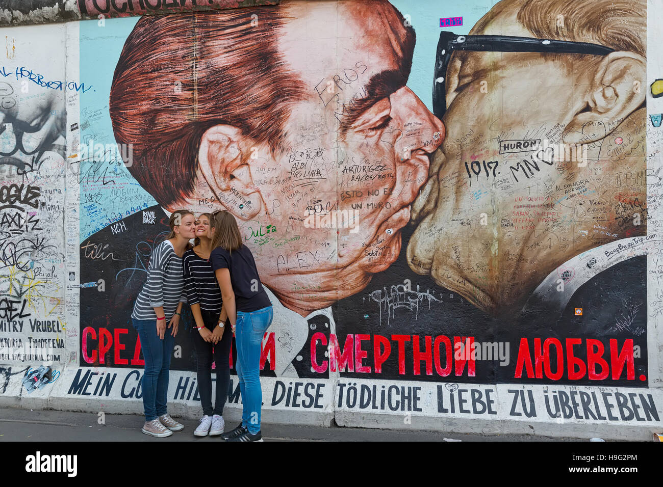 BERLIN, Deutschland - Juli 2015: Berliner Mauer Graffiti gesehen am 26. Juli 2015, Berlin, East Side Gallery. Es ist ein 1,3 km langen Teil der original Berliner Mauer-wh Stockfoto