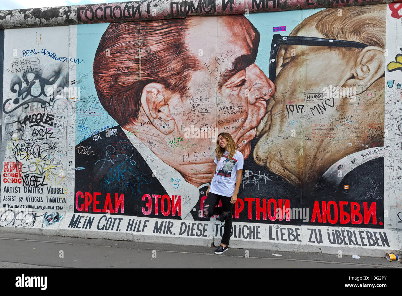 BERLIN, Deutschland - Juli 2015: Berliner Mauer Graffiti gesehen am 26. Juli 2015, Berlin, East Side Gallery. Es ist ein 1,3 km langen Teil der original Berliner Mauer-wh Stockfoto