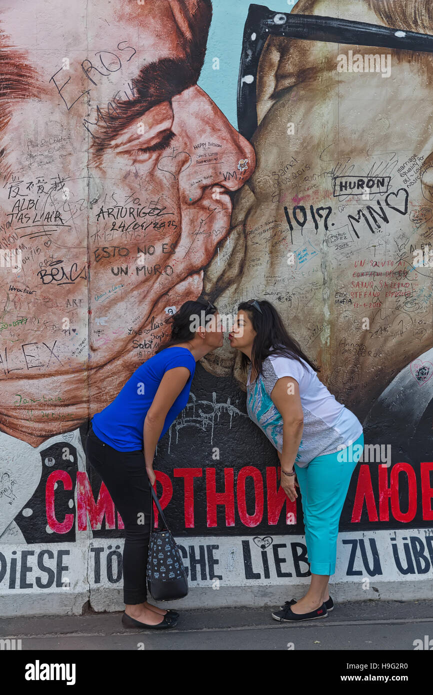 BERLIN, Deutschland - Juli 2015: Berliner Mauer Graffiti gesehen am 26. Juli 2015, Berlin, East Side Gallery. Es ist ein 1,3 km langen Teil der original Berliner Mauer-wh Stockfoto