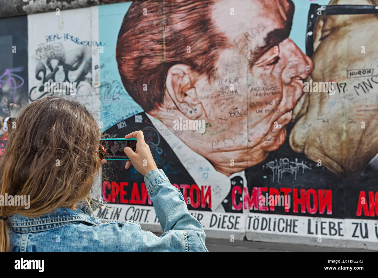 BERLIN, Deutschland - Juli 2015: Berliner Mauer Graffiti gesehen am 26. Juli 2015, Berlin, East Side Gallery. Es ist ein 1,3 km langen Teil der original Berliner Mauer-wh Stockfoto