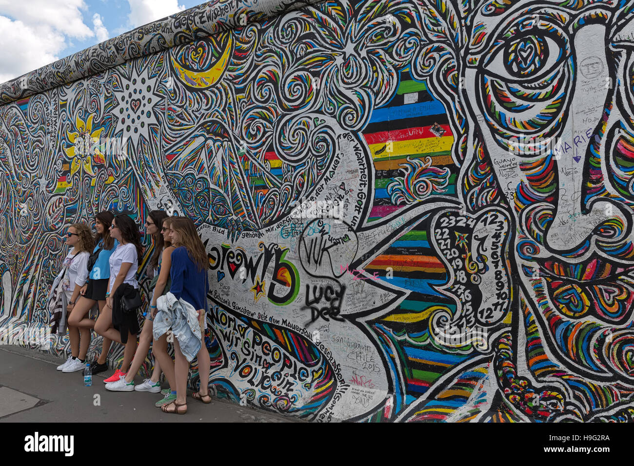BERLIN, Deutschland - Juli 2015: Berliner Mauer Graffiti gesehen am 26. Juli 2015, Berlin, East Side Gallery. Es ist ein 1,3 km langen Teil der original Berliner Mauer-wh Stockfoto