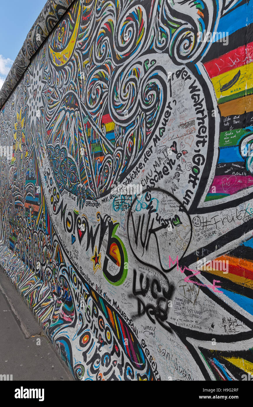BERLIN, Deutschland - Juli 2015: Berliner Mauer Graffiti gesehen am 26. Juli 2015, Berlin, East Side Gallery. Es ist ein 1,3 km langen Teil der original Berliner Mauer-wh Stockfoto
