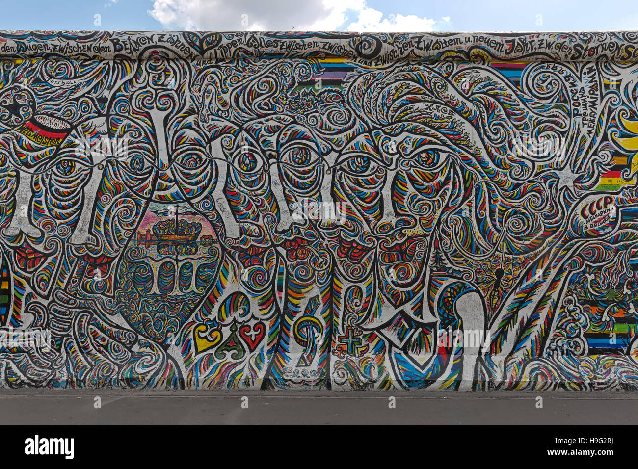 BERLIN, Deutschland - Juli 2015: Berliner Mauer Graffiti gesehen am 26. Juli 2015, Berlin, East Side Gallery. Es ist ein 1,3 km langen Teil der original Berliner Mauer-wh Stockfoto