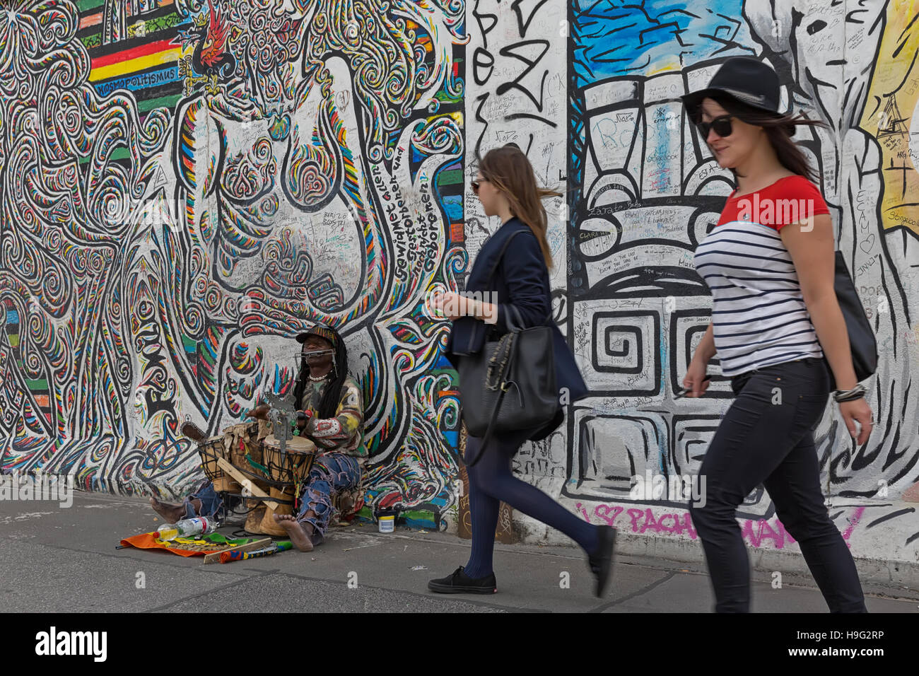 BERLIN, Deutschland - Juli 2015: Berliner Mauer Graffiti gesehen am 26. Juli 2015, Berlin, East Side Gallery. Es ist ein 1,3 km langen Teil der original Berliner Mauer-wh Stockfoto