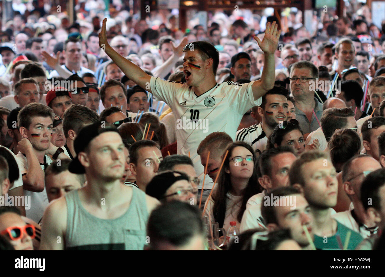 Deutschen Fans fördern ihre Auswahl während der Weltmeisterschaft 2016. Stockfoto