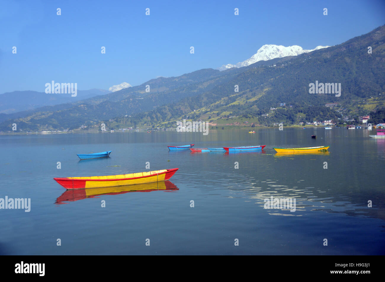 Freizeitboote auf Pokhara See (Phewa Tal) Nepal, Asien. Stockfoto