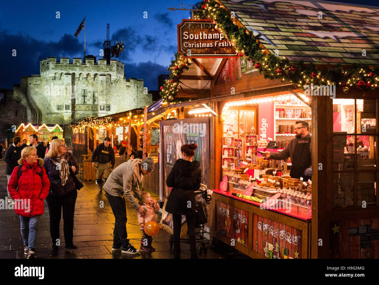 Southampton-Weihnachtsmarkt mit historischen Bargate der Stadt im Hintergrund Stockfoto