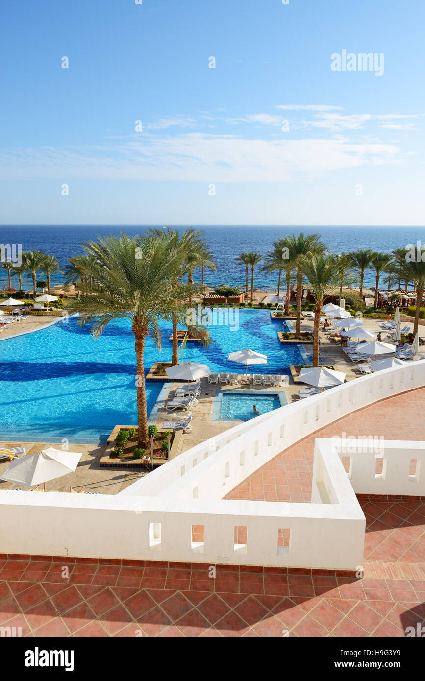 Pool und Strand des Luxushotels, Sharm el Sheikh, Ägypten Stockfoto