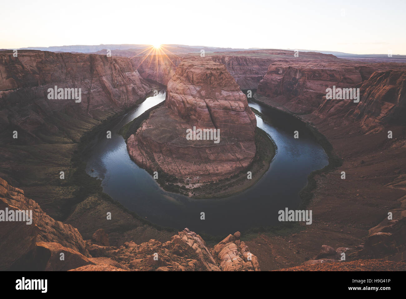 Klassische Weitwinkelansicht von berühmten Horseshoe Bend, eine hufeisenförmige Mäander des berühmten Colorado River im Abendlicht bei Sonnenuntergang, Page, Arizona, USA Stockfoto