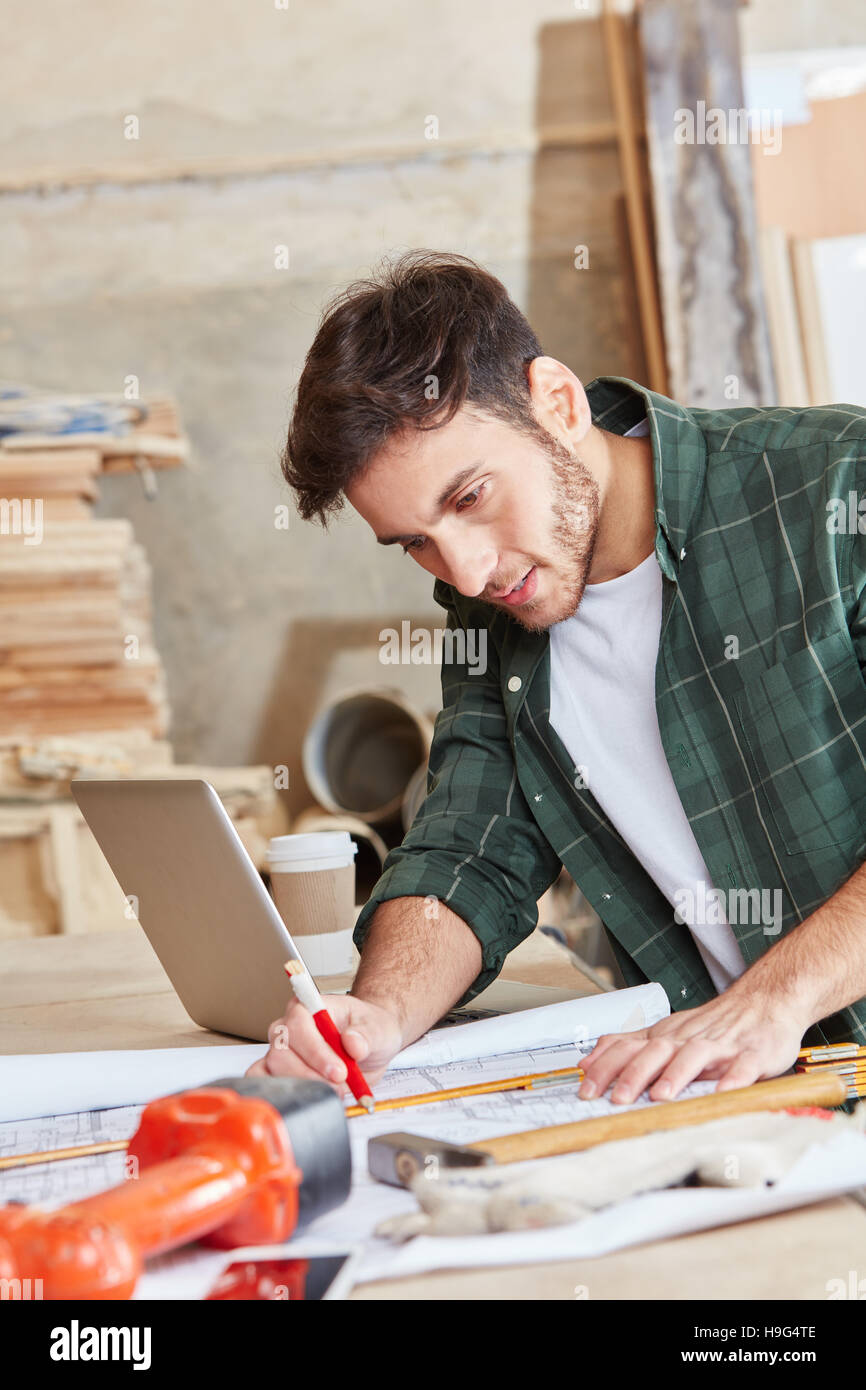 Handwerker, die Zeichnung Plan Entwurf mit Konzentration Stockfoto