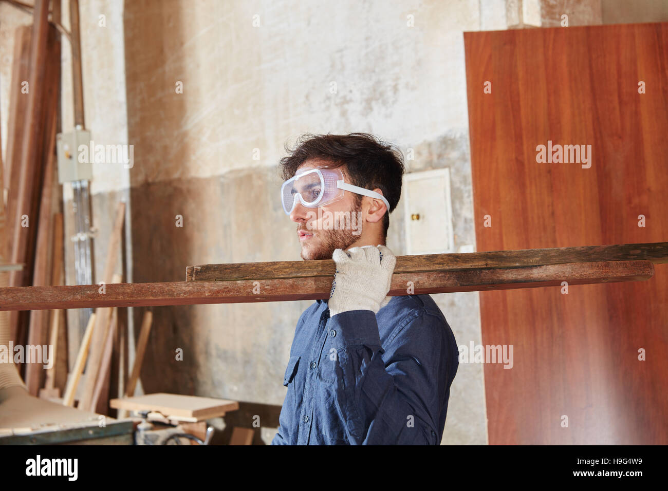 Arbeiterin mit Holz Tischlerei Stockfoto