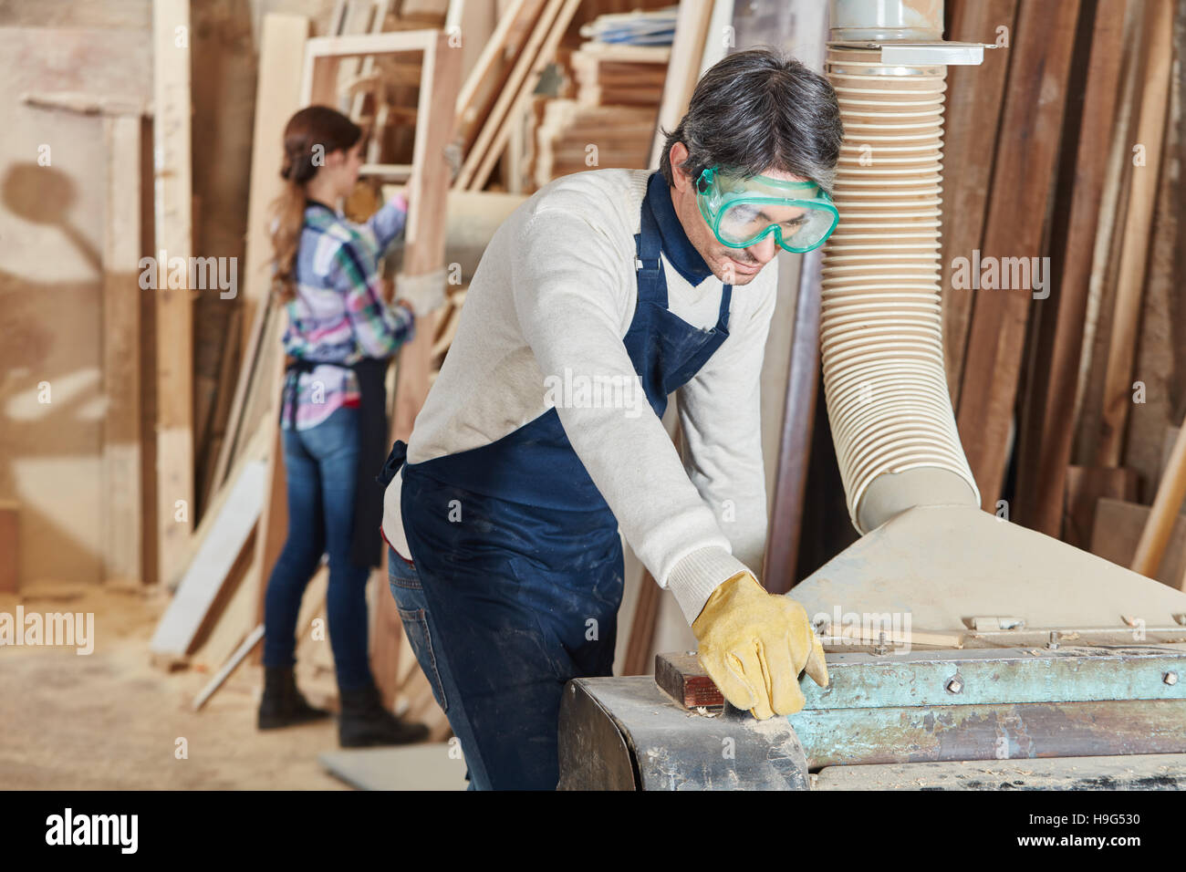 Handwerkliche Arbeiten mit Hobel und Verarbeitung von Holz Stockfoto