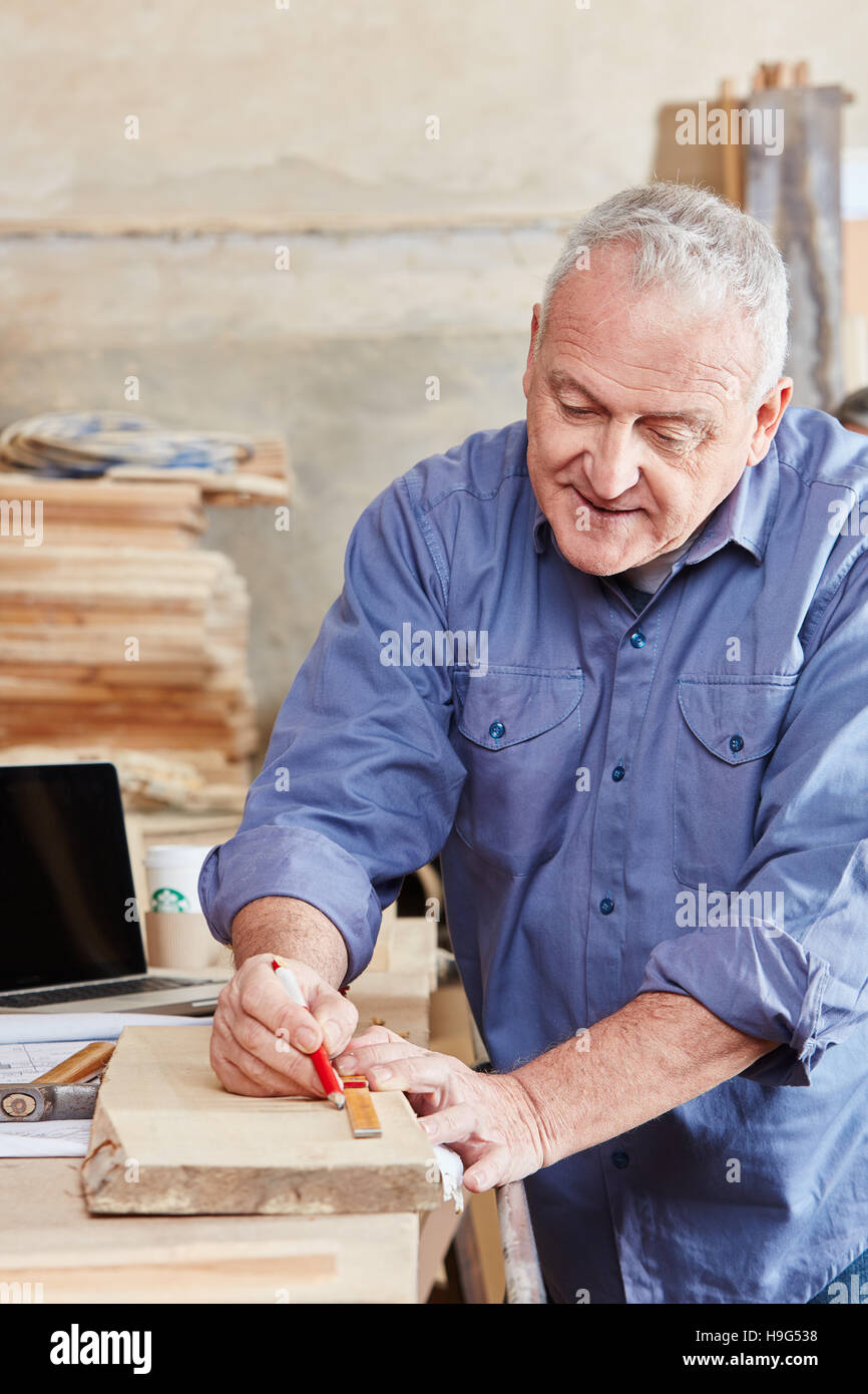 Senior woman Holzbearbeitung mit Genauigkeit bei Tischlerei Stockfoto