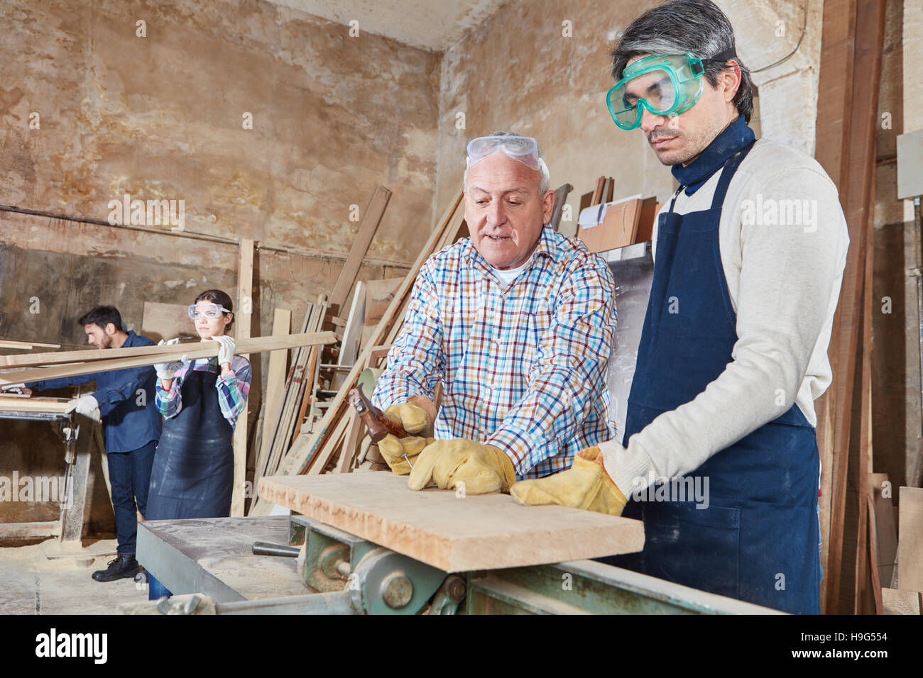Holzverarbeitung-Ausbildung bei der Schreinerei Stockfoto