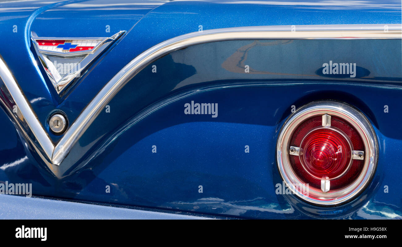 Detail des Heckteils eines 1961 Chevy Bel Air Autos einschließlich der Rückleuchten und Chevrolet Abzeichen in Brisbane, Australien Stockfoto