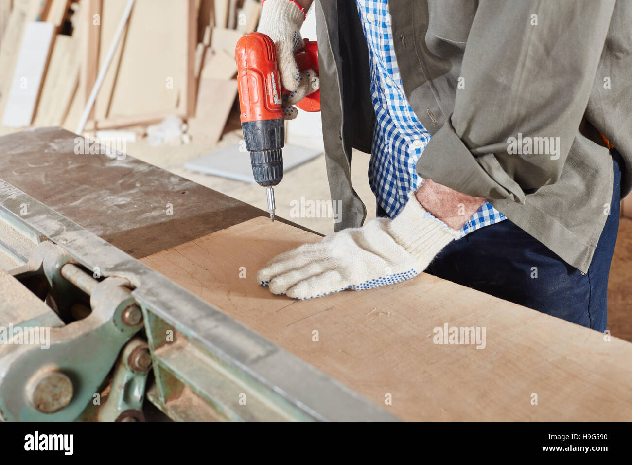 Holzverarbeitung im Werkbank mit Bohrmaschine Stockfoto