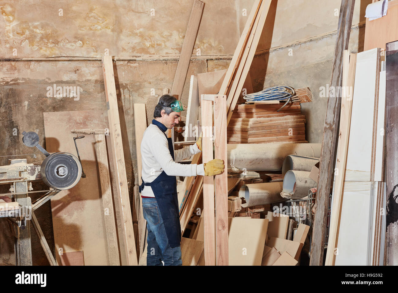 Tischler arbeiten an Holzverarbeitung im workshop Stockfoto