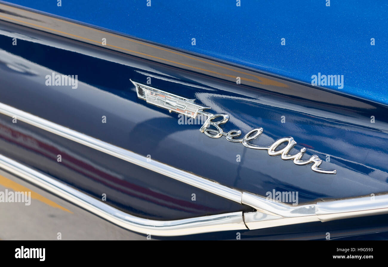 Detail von der Rückseite des 1961 Chevy Bel Air Auto zeigt das Chevrolet-Abzeichen und die Modellbezeichnung in Brisbane, Australien Stockfoto