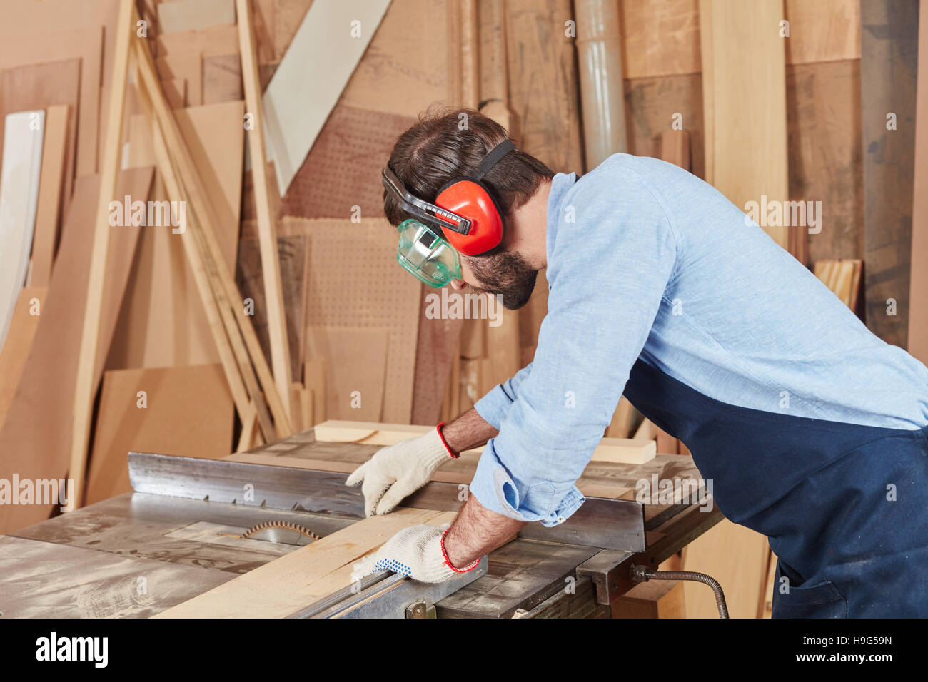 Holzverarbeitung, die genau mit Kreissäge Stockfoto