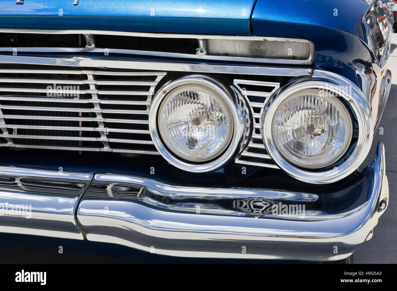 Detail der Frontgrill 1961 Chevy Bel Air Auto zeigt das Chevrolet-Abzeichen und die Scheinwerfer in Brisbane, Australien Stockfoto