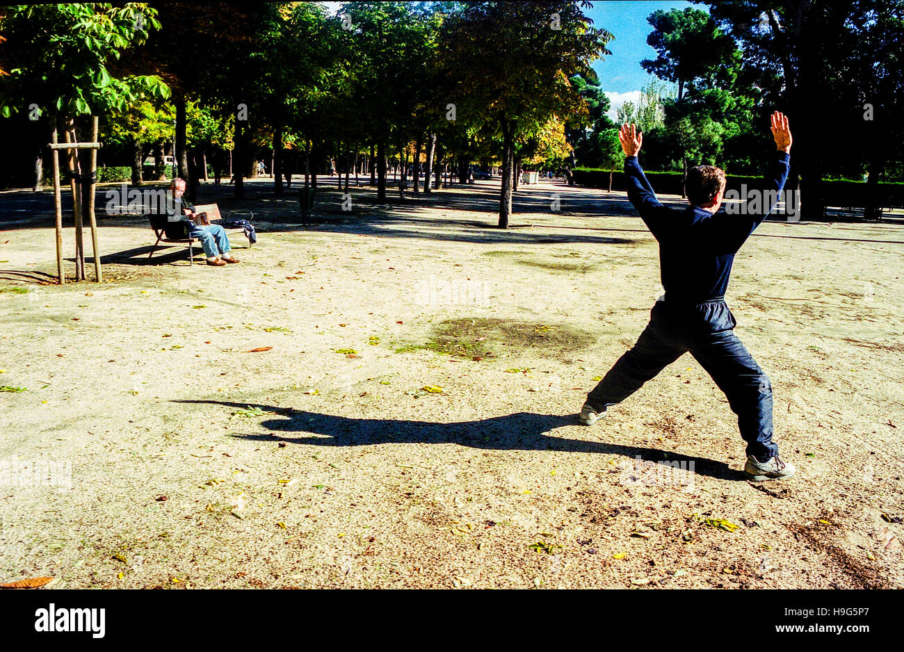 Mann, der im spanischen Lifestyle im Park Retiro Madrid praktiziert Stockfoto