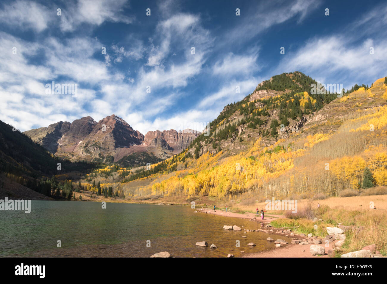 Maroon Bells sind die Berggipfel im weißen National Forest in Colorado. Stockfoto
