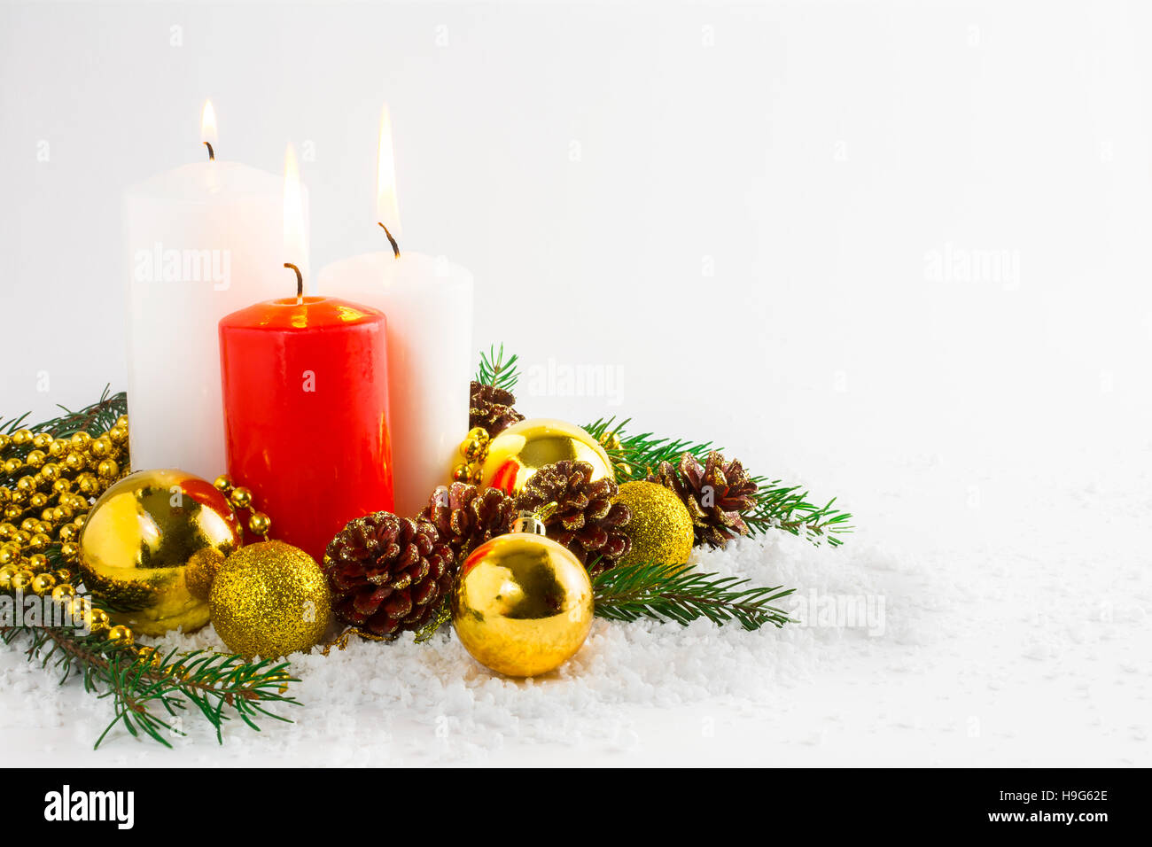 Weihnachten Hintergrund mit brennenden Kerzen und goldenen Ornamenten. Weihnachten Gruß Hintergrund Textfreiraum. Stockfoto