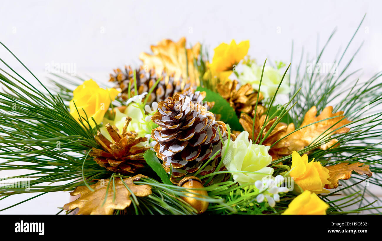 Weihnachts-Dekoration mit goldenen Tannenzapfen und Tannenzweigen. Weihnachtsgruß mit goldenen Dekor. Stockfoto