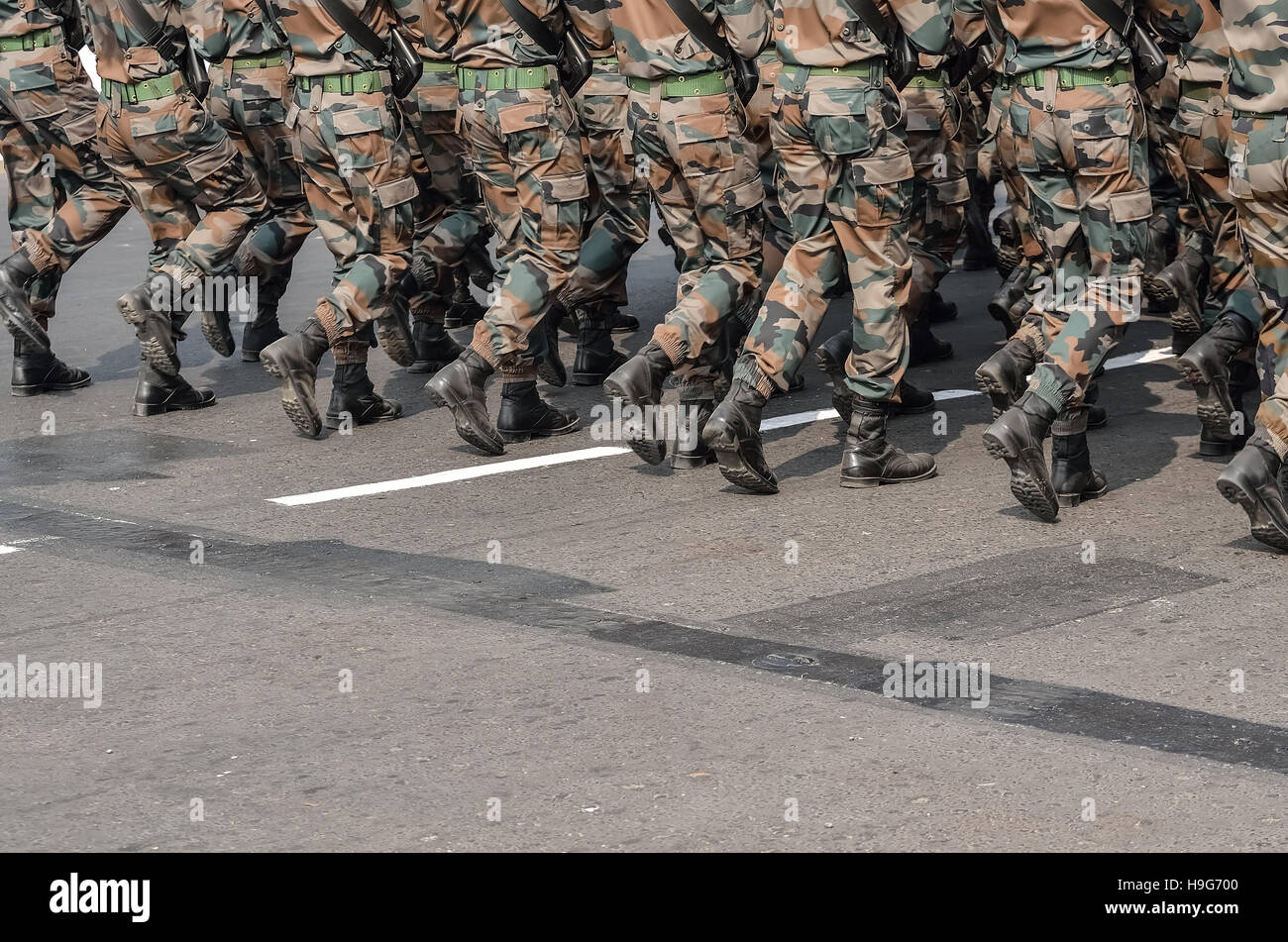 Calcutta, Indien - 24. Januar 2016: Ein Team des Militärs sind Fuß mit Sturmgewehr. Indische Armee üben Parade für rep Stockfoto