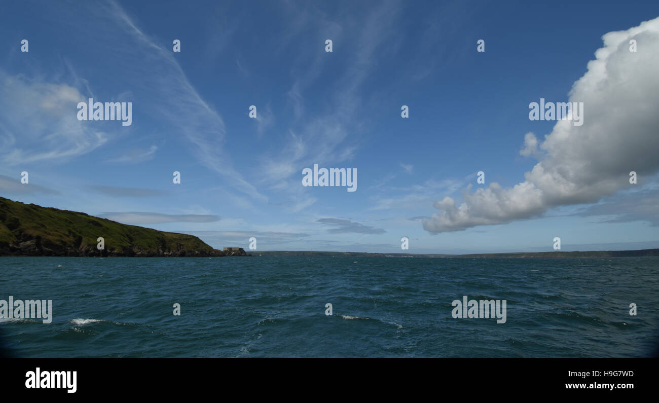 Dramatische Wolken Strukturen sind häufig über Thorn Insel in Pembrokeshire Stockfoto