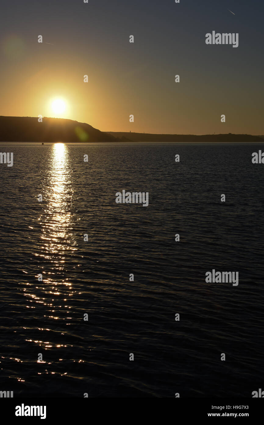 Sonnenaufgang über Sandy Haven und Killroom Bay Form eine Yacht verankert in Dale angesehen Stockfoto