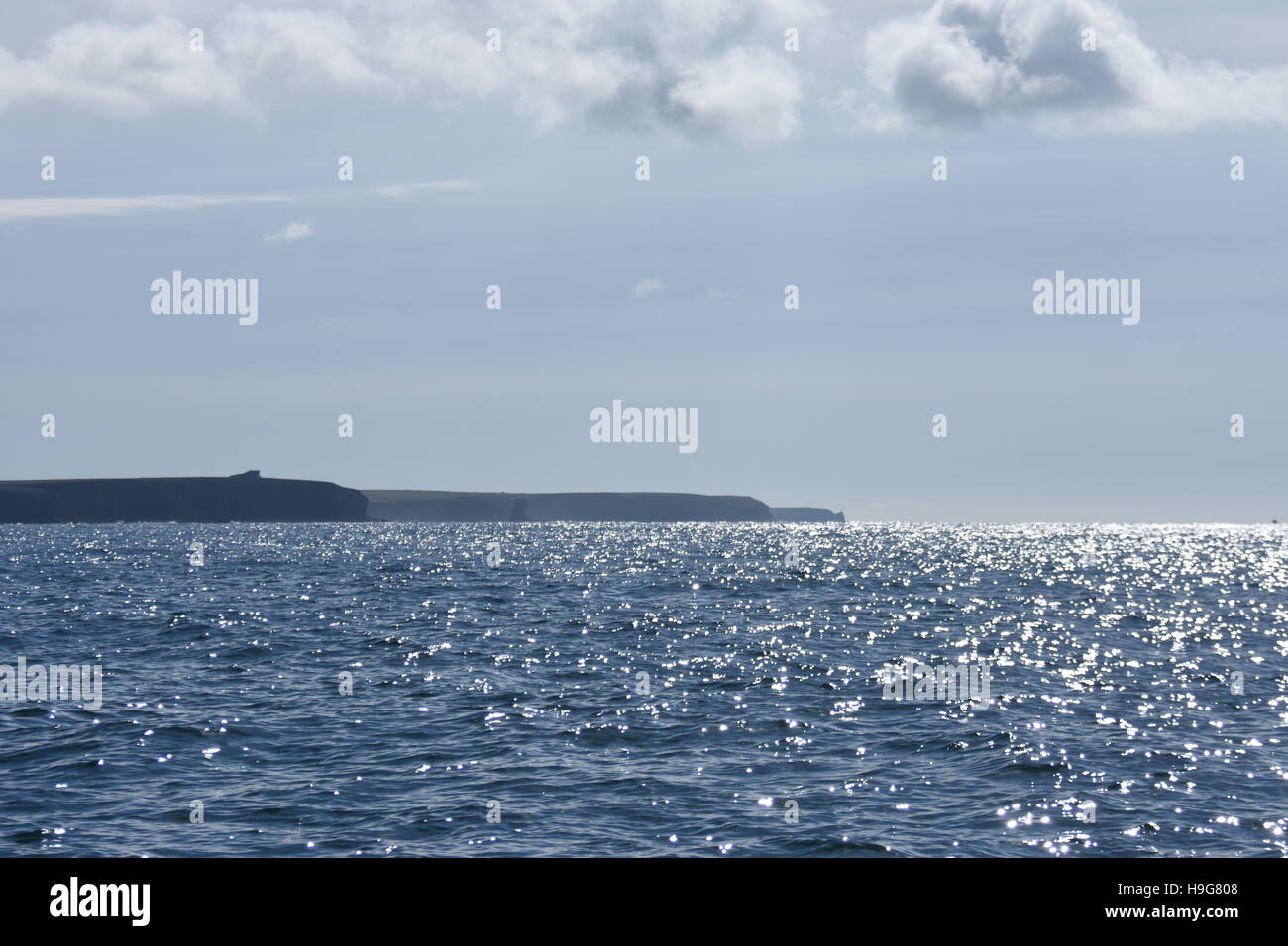 Linney Head, Flimston Head und St Govans Head wie beim verlassen von Milford Haven auf einen schönen Tag, blauer Himmel und ein paar Wolken zu sehen Stockfoto