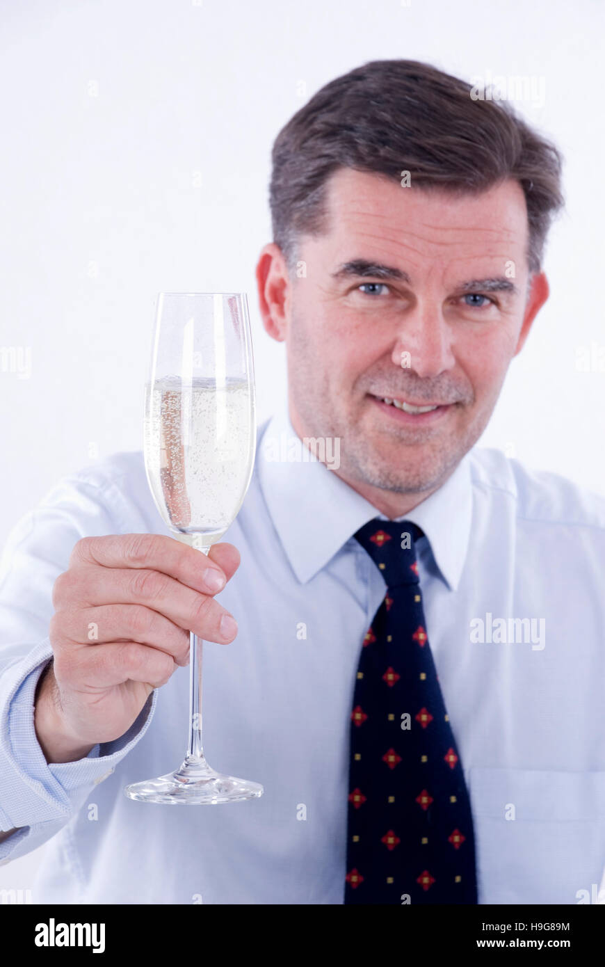 Geschäftsmann mit einem Glas Sekt Stockfoto