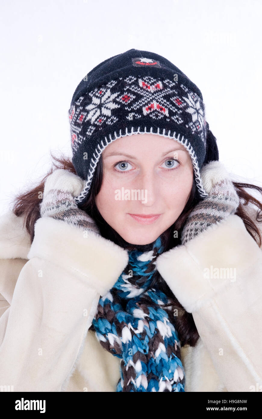 Junge Frau tragen Winterkleidung Stockfoto