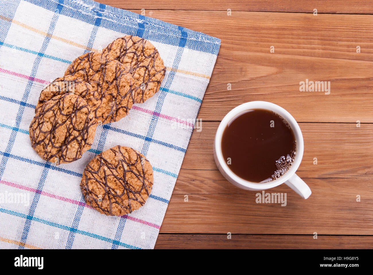 Tasse Tee und Haferflocken Cookies auf einem Holztisch. Stockfoto