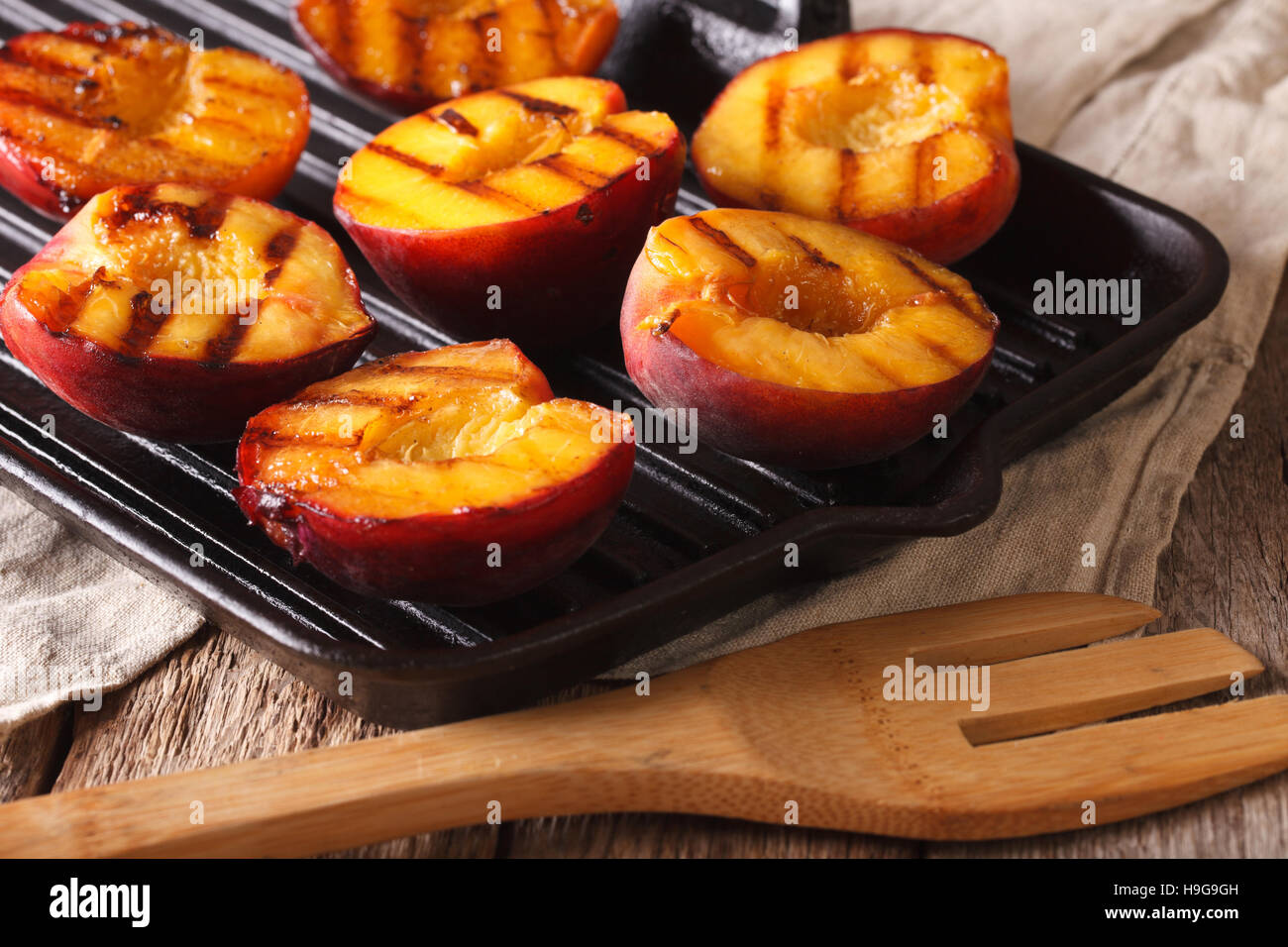 Sommer-Dessert: Kochen reife Pfirsiche auf einer Grillpfanne auf der Tabelle Nahaufnahme. Horizontale Stockfoto