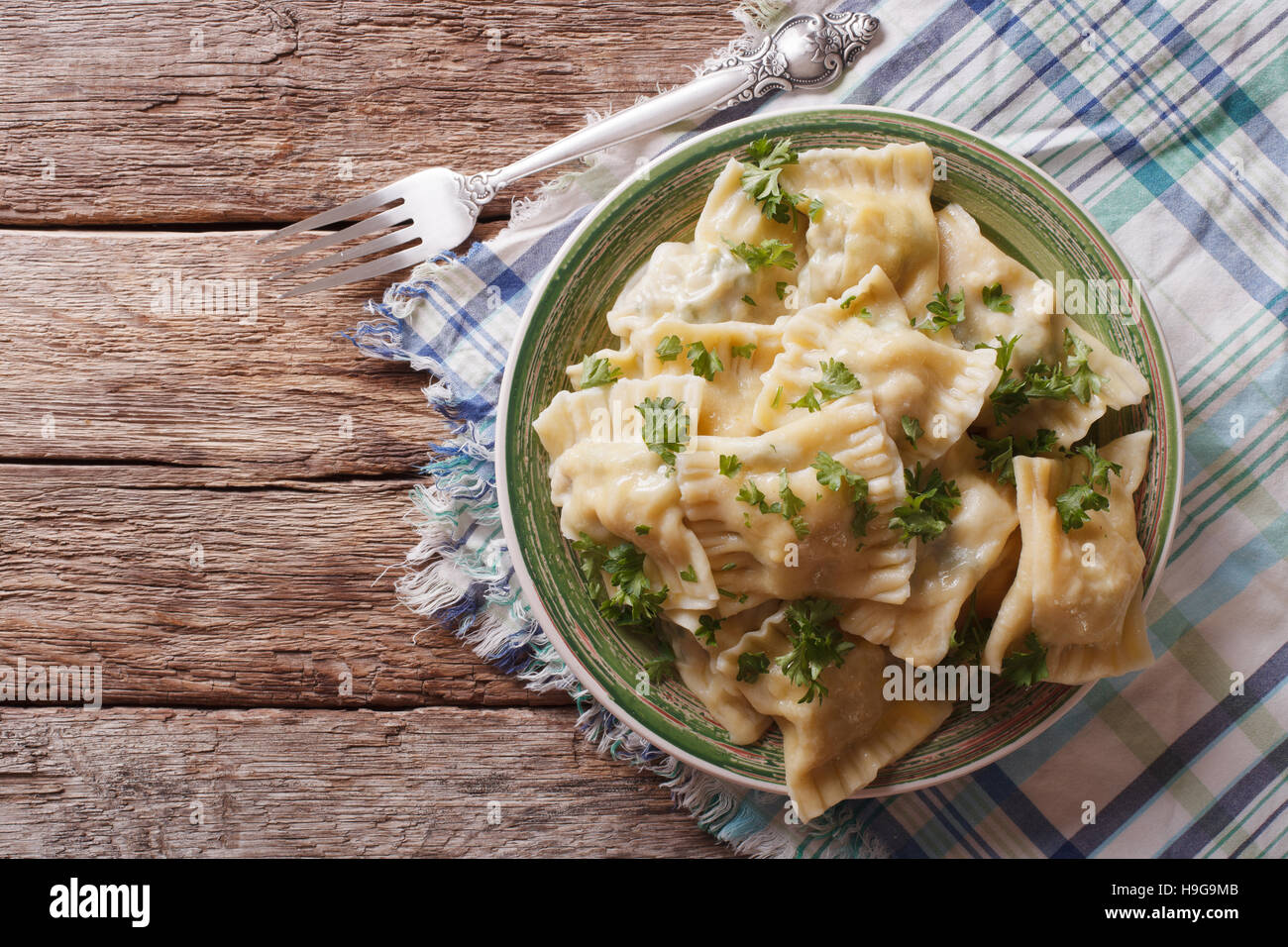 Schwäbische Küche: Maultaschen Teigtaschen gefüllt mit Fleisch und Spinat auf einen Teller Nahaufnahme. Horizontale Ansicht von oben Stockfoto